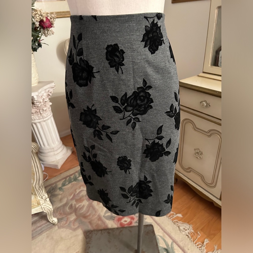 White House Black Market like new pencil skirt SZ 10. C:3021-9-5/19/26